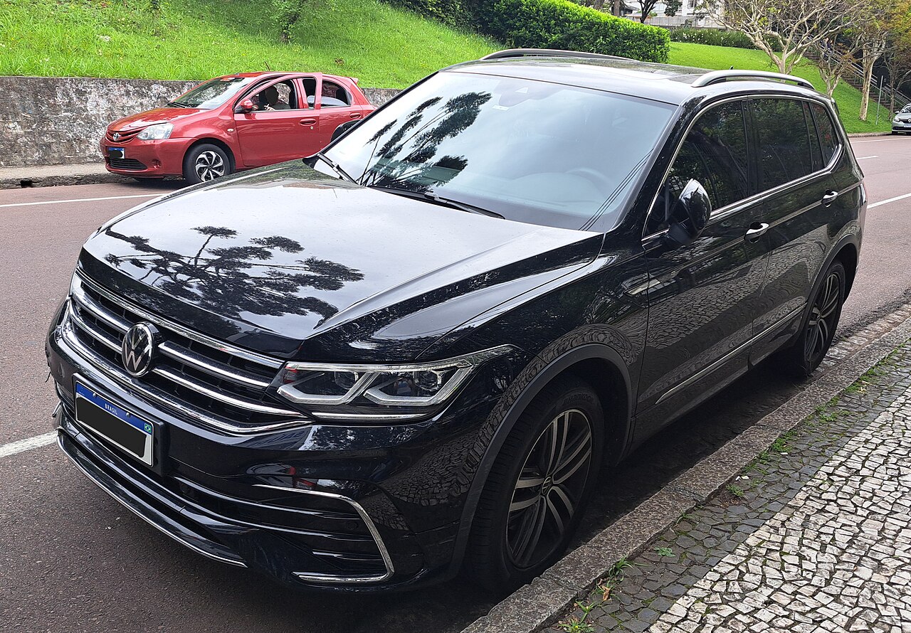 2021 Volkswagen Tiguan L 330TSI — 1/2